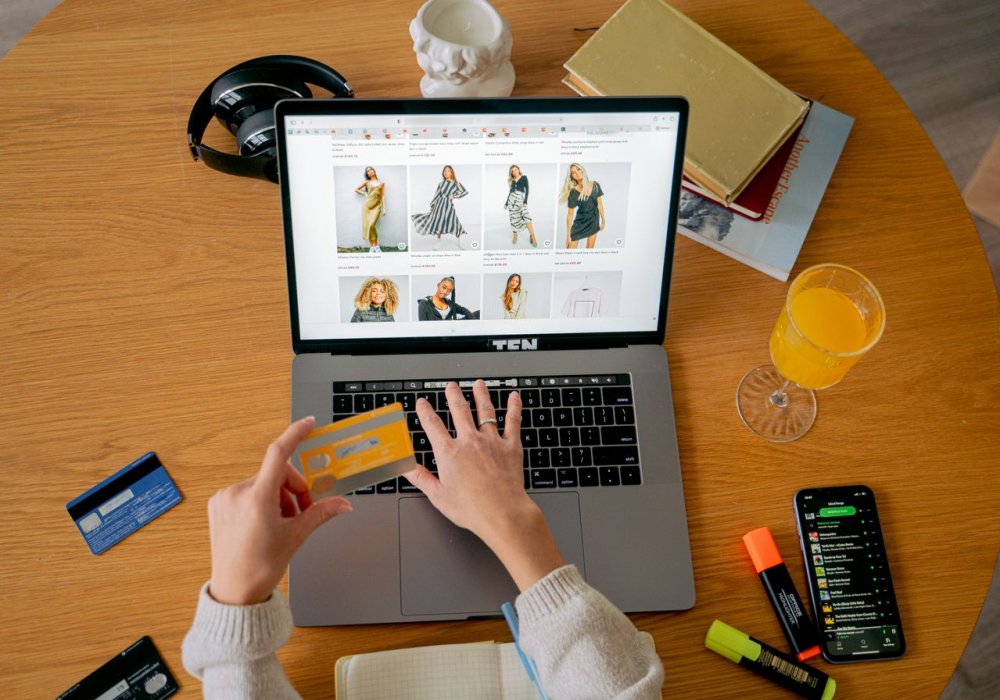 WooCommerce ile başarılı bir e-ticaret sitesi kurmanın yollarını keşfedin! Hız, güvenlik ve Google botlarının seveceği SEO ipuçları bu rehberde.